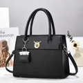 Elegante borsa a tracolla nera a grana con chiusura a cervo dorata e ciondolo chic - Nero