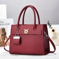 Elegante borsa a mano in pelle rosso scuro con chiusura dorata e tracolla - Rosso Vino