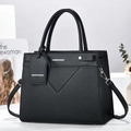 Borsa a tracolla in pelle nera motivo litchi con tracolla regolabile e scritte bianche - Nero
