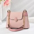 Rosa Macaron-Handtasche aus Leder mit goldener Kette und ovalem Metallverschluss auf Weiß - Rosa