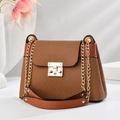 Minimalistische geweven bruine crossbodytas met gouden gesp op een geometrisch voetstuk - L26 B10 H21 / Aardgeel