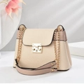 Elegante beige geweven crossbodytas met roze bies en gouden ketting in een minimalistische set - L26 B10 H21 / Licht kaki