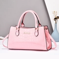 Elegante bolso de mano rosa con patrón de cocodrilo y logo dorado para moda mujer - Rosa
