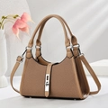 Minimalistische braune Satteltasche mit Webstruktur, Metallschloss und Schultergurt - L26cm B9cm H18cm / Khaki