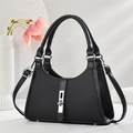 Minimalistische schwarze Satteltasche mit Silberschnalle und verstellbarem Schultergurt - L26cm B9cm H18cm / Schwarz