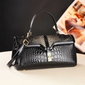 Borsa in pelle verniciata nera con motivo a coccodrillo e patta in serpente dorato - Oro