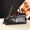Borsa chic nera con trama a coccodrillo, patta con paillettes bordeaux e chiusura dorata - Rosa Rossa