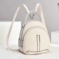 Dettaglio di un mini zaino in pelle grana litchi bianco crema con accenti in metallo argento - Bianco Sporco