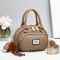 Modische braune Umhängetasche mit Litschi-Muster, gewebtem Gurt und Plüsch-Pompon-Anhänger - Khaki