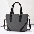 Dettaglio della trama denim grigia e finiture dorate su questa borsa a mano chic - Nero