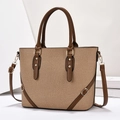Borsa tote in tessuto minimalista con finiture in pelle marrone scuro e borchie dorate - Cachi