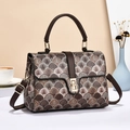 Piccola borsa quadrata classica con motivo in pelle marrone e chiusura a girello oro - caffè