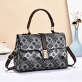 Borsa a tracolla classica con motivo a conchiglia e chiusura a girello dorata - Nero