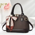 Dunkelbraune Shell-Tasche mit Webstruktur, Seidenschal und goldenen Doppelreißverschlüssen - Kaffeebraun