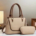 Dettaglio della borsa tote intrecciata con finiture in pelle marrone e pochette - Cachi