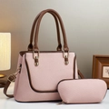 Dettaglio della borsa tote intrecciata rosa con pochette coordinata e manici marroni - Rosa