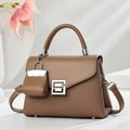 Elegante Handtasche aus karamellfarbenem Leder und braunem Stoff mit Silberschnalle - Dunkelbeige