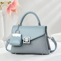 Dettaglio della borsa a tracolla grigio-blu con chiusura in metallo e inserto intrecciato - Blu