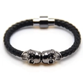 Makroaufnahme von Herren Punk-Armband mit schwarzem Ledergeflecht und Magnetschließe - Gun Black und Schwarz