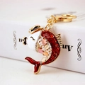 Llavero de pez koi dorado con esmalte rojo blanco y cristales sobre un libro - Embalaje Individual / Rojo