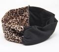 Detail des breiten elastischen Stirnbands mit schwarzem Stoff und Leopardenmuster-Design - Schwarz und Leopard Patchwork