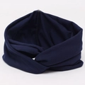 Detailansicht des marineblauen elastischen Knotenstirnbands mit weicher Strickstruktur - Marineblau