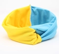 Detail eines hochelastischen, gelb-blauen Nahtlos-Stirnbands und multifunktionalen Halstuchs - Gelb Blau Block