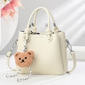 Borsa a mano retrò in pelle martellata bianco crema con manico a nodo e ciondolo - Bianco Sporco