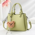 Dettaglio borsa verde chiaro in pelle martellata con ciondolo a forma di orso e metallo argento - Verde Menta