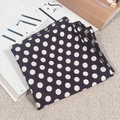 Elegante foulard nero a pois bianchi con bordi rifiniti e trama in seta fine - Punto