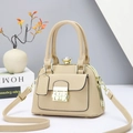 Elegante bolso de mano beige en cuero texturizado con detalles metálicos dorados - Caqui