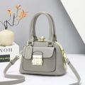 Elegante bolso de mano gris con forma de concha, textura de cuero y hebilla dorada - Gris