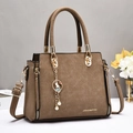 Bolso de hombro marrón efecto cocodrilo con asa superior y colgante de conejo - 25x12x20cm / Caqui