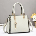 Sac à main élégant vert menthe gaufré crocodile avec breloque lapin perle et détails dorés - vert clair