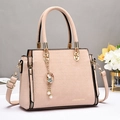 Sac à main rose à motif crocodile avec poignées et breloque pompon lapin mignon - Rose
