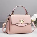 Elegante borsa a tracolla rosa chiaro con trama intrecciata e chiusura dorata su base sobria - Rosa