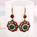 Bohemian holle bloem oorbellen in vintage goud met kleurrijke strassteentjes - Oorbellen / Rood+Groen