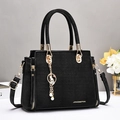 Sac à main élégant noir motif crocodile avec détails dorés et breloque lapin en perle - Noir