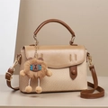 Bolso acolchado beige de tejido con ribete de piel sintética marrón y colgante - Caqui