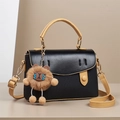 Bolso bandolera acolchado bicolor con asa superior y lindo colgante de oso de peluche - Negro
