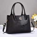 Elegante schwarze Lederhandtasche mit Krokodilmuster und Metalllogo für Damen - Schwarz