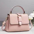 Elegante borsa a mano rosa in pelle intrecciata con fibbie dorate e tracolla regolabile - Rosa