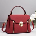 Sac à main rouge foncé élégant avec texture sergée, détails dorés et poignée courte - Rouge