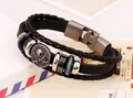 Dettaglio di bracciale in pelle multistrato con ciondolo a teschio e spade incrociate - Teschio Pirata / Nero