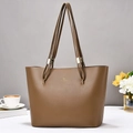 Elegante braune Leder-Tragetasche mit langen Schultergurten und Gold-Details - Dunkelbeige