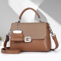 Dunkelbraune Damenhandtasche mit gewebter Klappe und silberner G-Schnalle im Trend - Braun