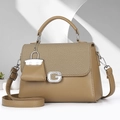 Elegante khakifarbene Damenhandtasche mit Klappe und silberner G-Schnalle auf Weiß - Dunkelbeige