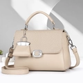 Elegante beige Umhängetasche mit gewebter Klappe und G-Schnalle mit Strasssteinen - Hellbeige
