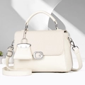 Detalle del bolso de piel crema con solapa trenzada y hebilla en forma de G brillante - Blanco Roto