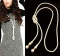 Detalle de collar de perlas multicapa con nudos decorativos y toques dorados - Plata de una Sola Capa